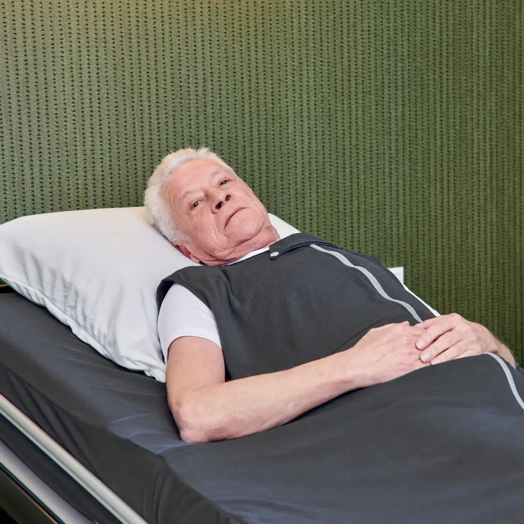 Pflegedecke als Spannbetttuch um die Matratze