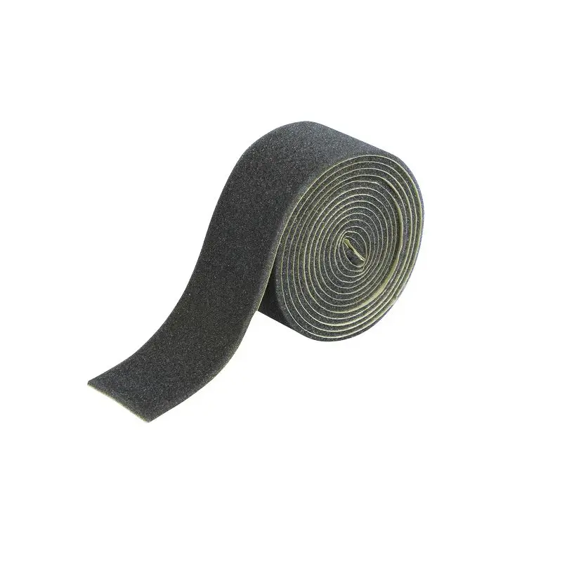 • Zelfklevende, antisliptape om tapijten stevig op hun plaats te houden • Bevestig de tape aan de achterkant van de mat • Tape kan op maat geknipt worden • Afmetingen: lengte 200 x 4 cm