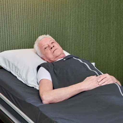 Pflegedecke als Spannbetttuch um die Matratze