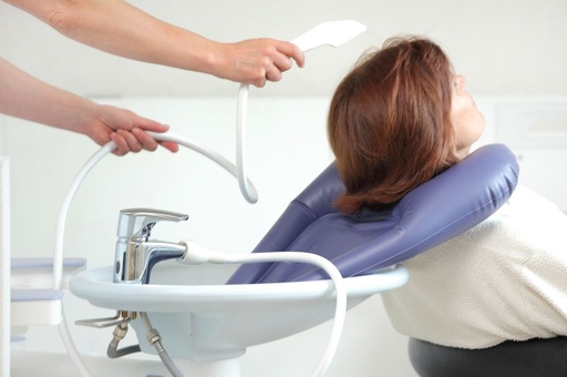 Opblaasbaar haarwasbekken voor aan de lavabo 