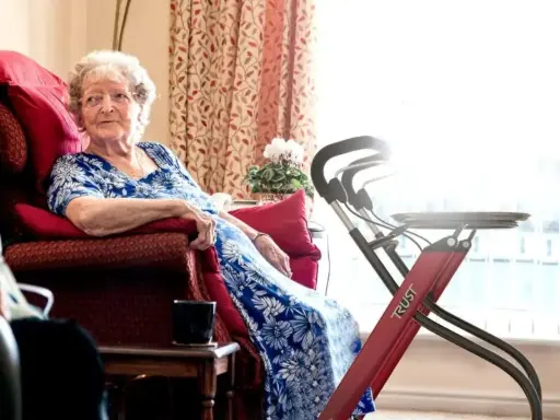 Let’s Go Indoor – Zweedse design rollator voor comfortabel gebruik binnenshuis - Dienblad en Mandje inbegrepen