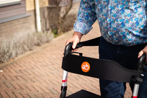 De rollator rugband - ergonomische houding voor de rollator.