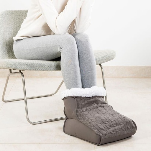 Massaging foot warmer